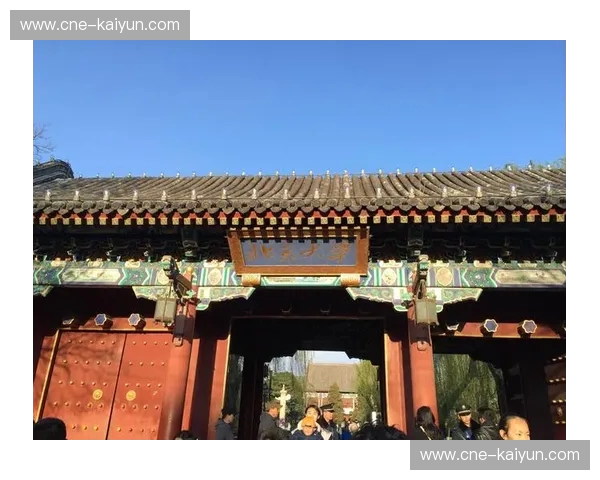 博雅塔下的诗，二校门里的火：北大与清华，哪一抹红才是你命定的底色？